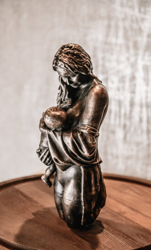 Borstvoedingsbeeld brons